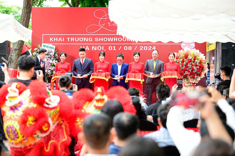 Ban Lãnh đạo thực hiện cắt băng khánh thành Showroom Town 2