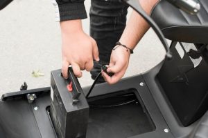 Sạc xe mới lâu hơn xe dùng lâu ngày là điều cần thiết để đảm bảo pin hoặc ắc quy được kích hoạt đầy đủ và đạt hiệu suất tối ưu ngay từ lần đầu tiên sử dụng