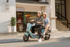 Đi xe máy điện và xe đạp điện có cần đội mũ bảo hiểm
