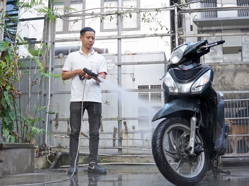 Dùng khăn mềm lau bụi bẩn, kết hợp dung dịch rửa chuyên dụng và chổi lông để làm sạch các khe, bánh xe, phanh, gầm xe