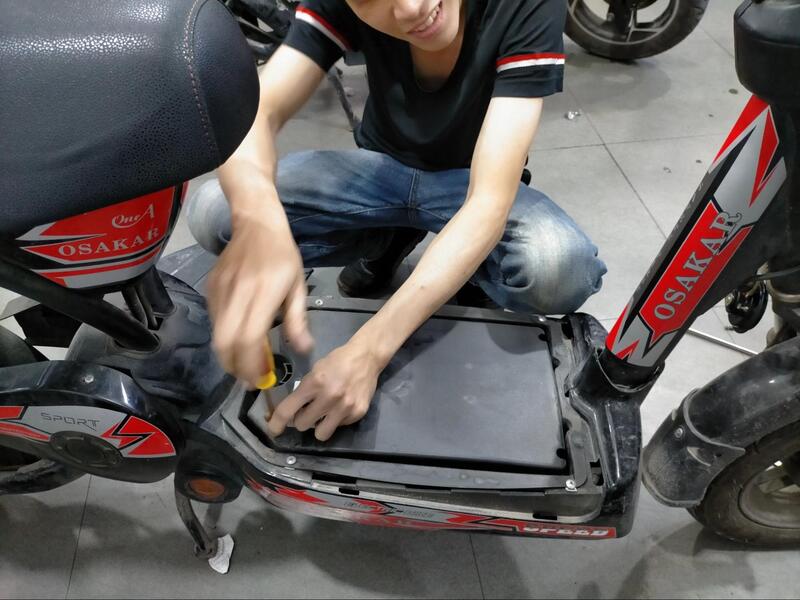 Dùng khăn ẩm lau ắc quy chì-axit, khăn khô hoặc bình xịt hơi cho pin lithium, tránh đổ nước trực tiếp để bảo vệ hệ thống điện