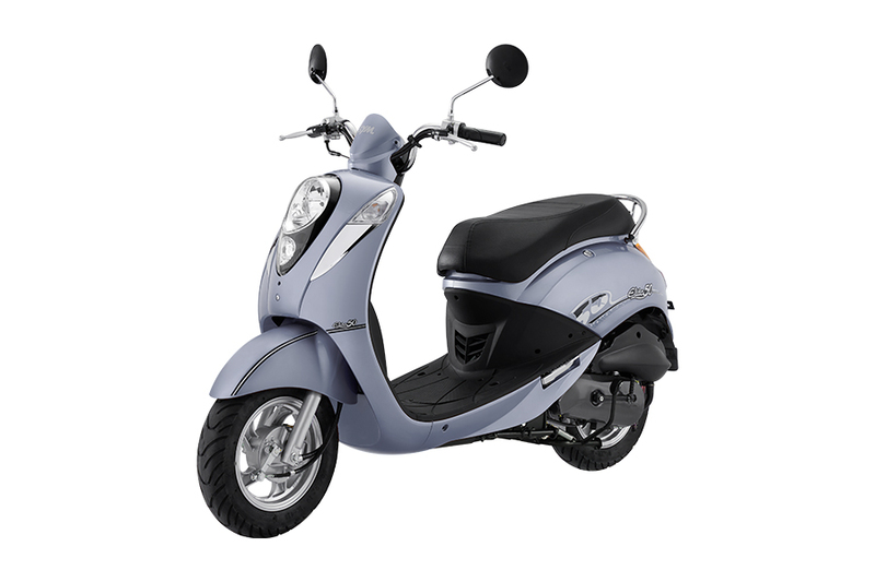 Sym Elite 50cc mang phong cách scooter cổ điển, gây ấn tượng với đường cong mềm mại xuyên suốt thân xe
