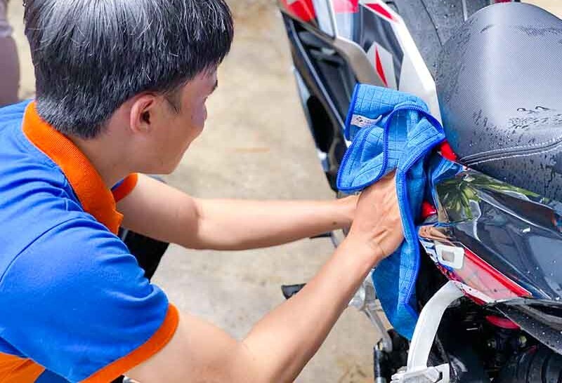 Dùng khăn sạch lau khô xe, đặc biệt các khe hở, bánh xe, gầm xe, có thể dùng máy thổi khí để làm khô nhanh hơn