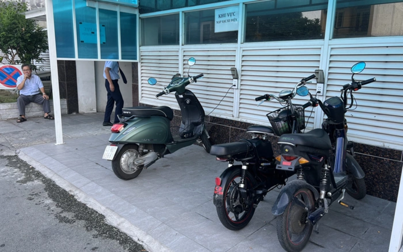 Hạn chế sạc xe cạnh các nguồn nước hoặc khu vực dễ bị ảnh hưởng bởi mưa gió