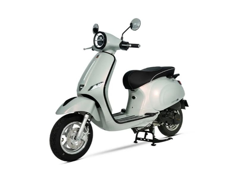 Xe ga 50cc Espero thanh lịch, trẻ trung với đèn pha tròn cổ điển và nước sơn bóng cao cấp, tạo ấn tượng nổi bật