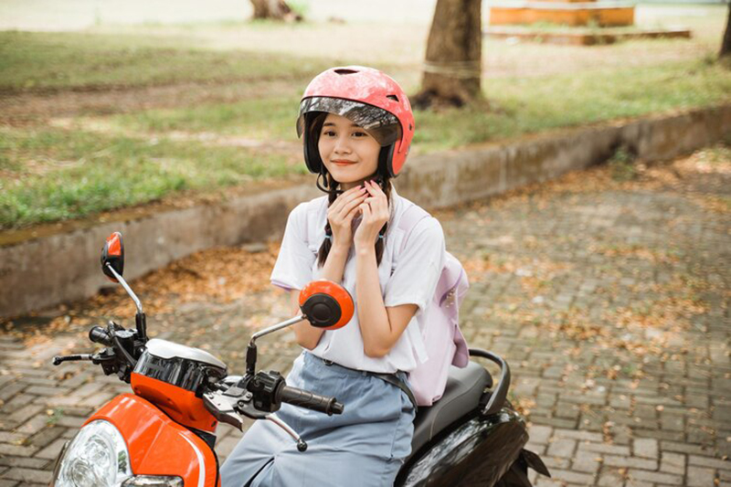 Khi điều khiển xe 50cc, người lái cần tránh phóng nhanh, vượt ẩu để đảm bảo an toàn cho bản thân và những người tham gia giao thông