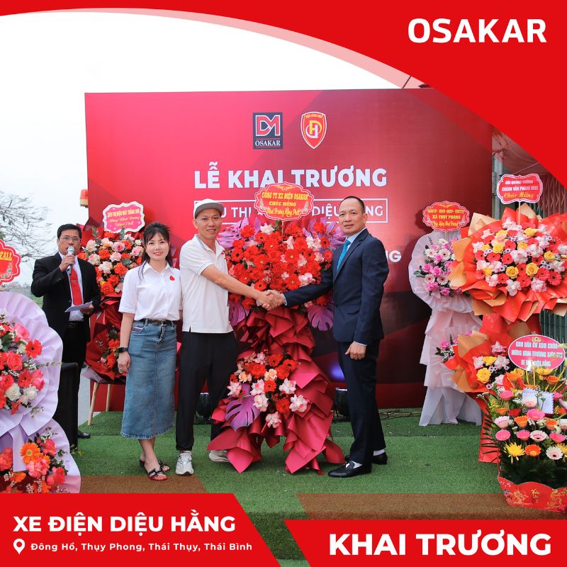 Chủ tịch Công ty Xe điện OSAKAR - ông Nghiêm Xuân Minh tặng hoa chúc mừng Đại lý Diệu Hằng khai trương