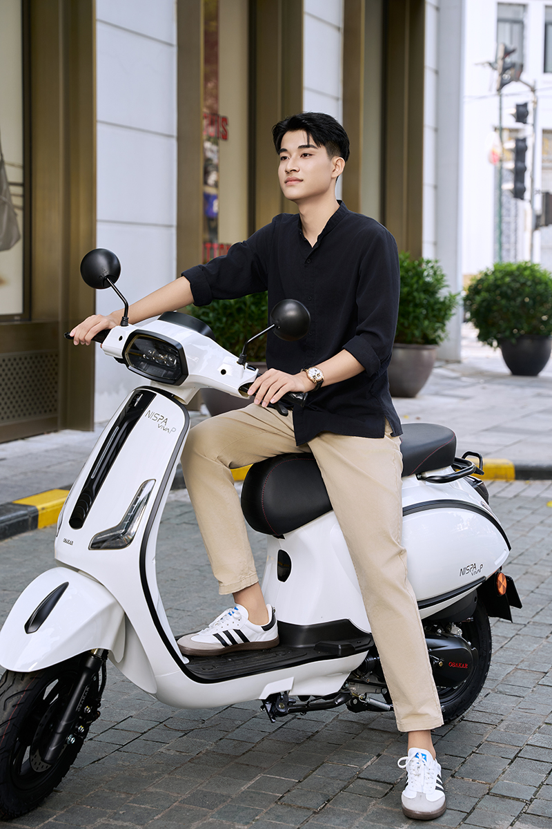 Hướng dẫn cách chạy xe 50cc: Gạt chân chống