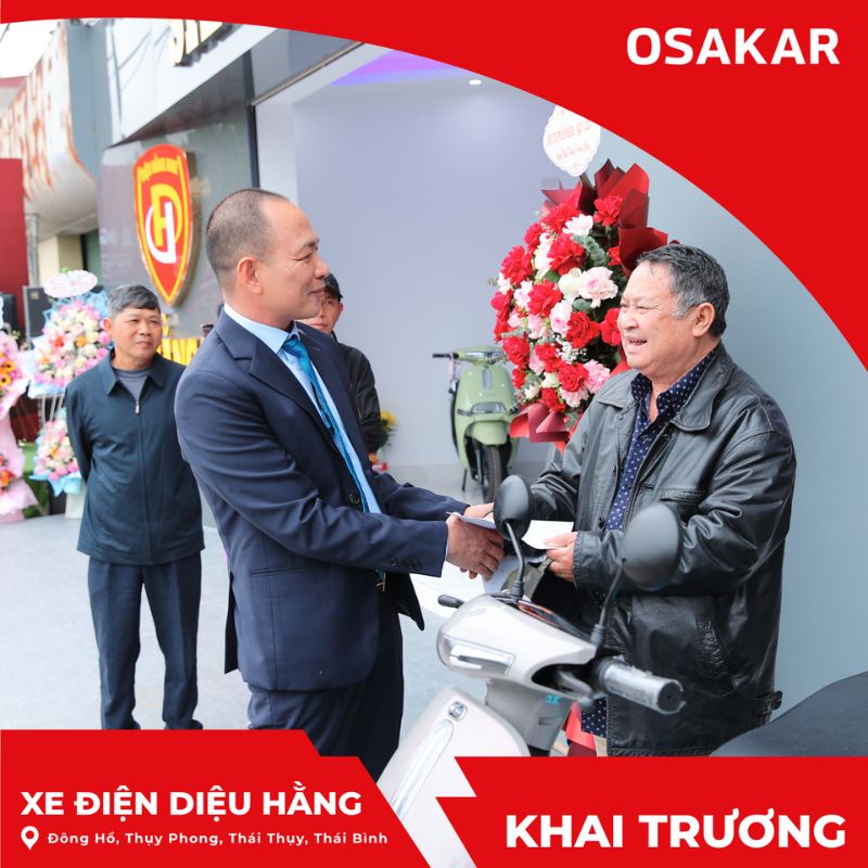 Chủ tịch Công ty Xe điện OSAKAR trao quà cho khách hàng tại sự kiện