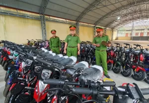 Bạn có thể bị tạm giữ xe máy điện trong trường hợp đi ngược chiều và gây ra tai nạn giao thông nghiêm trọng