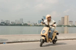 Heidi kem be - vàng nhẹ không chỉ sở hữu diện mạo thời trang mà còn cực kỳ tiện lợi nhờ bàn đạp trợ lực giúp bạn thoải mái vi vu mà không lo hết điện giữa chừng