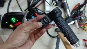 Nút P trên xe máy điện bị hỏng.