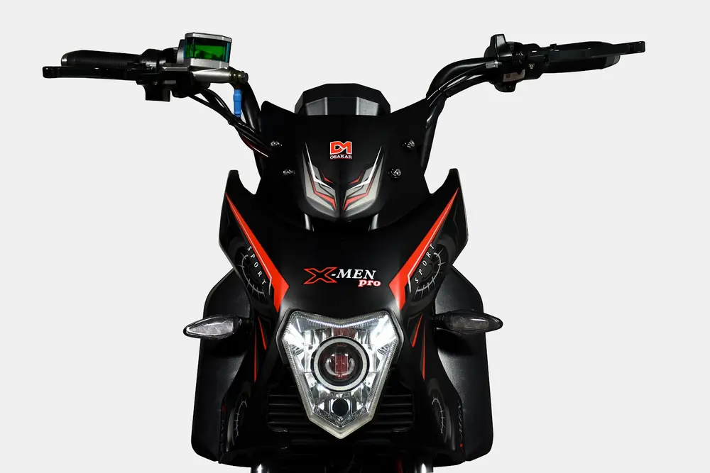 Mặt nạ xe điện Xmen thường sở hữu cụm đèn pha LED hiện đại cùng chữ X cách điệu đầy cá tính.