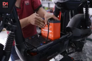 Bảo dưỡng đúng cách giúp ắc quy xe máy điện bền lâu hơn