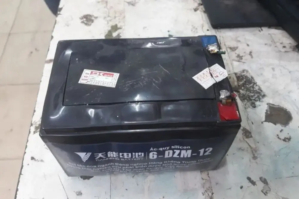 Bình ắc quy có dấu hiệu bị phồng lên và biến dạng, đây là dấu hiệu cho thấy bình đã bị hỏng, bạn cần thay mới bình để tránh rủi ro trong quá trình sử dụng