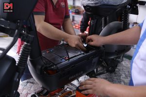 Ắc quy xe máy điện thường gồm 4 - 6 bình mắc nối tiếp, tạo thành hệ thống điện áp từ 48V đến 72V