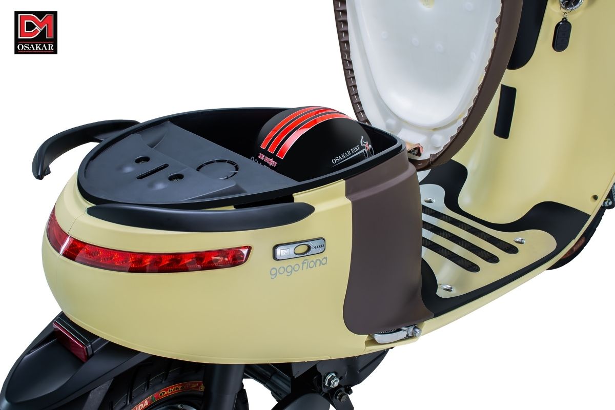 Người dùng có thể dễ dàng mở cốp xe điện Gogo OSAKAR bằng cách cắm và xoay chìa khóa cùng chiều kim đồng hồ
