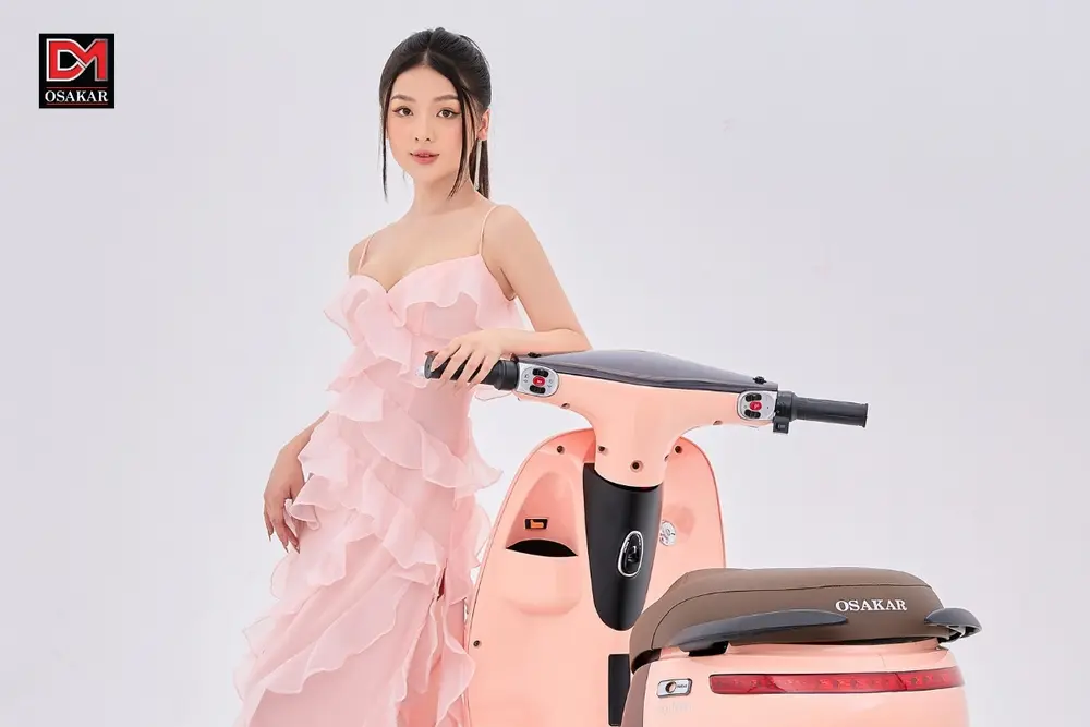 Công suất động cơ càng lớn thì khả năng tăng tốc và tốc độ tối đa của xe máy điện càng cao, đặc biệt hữu ích khi di chuyển trên đường dài hoặc dốc