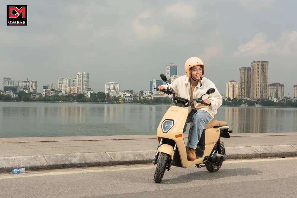 Điều khiển xe điện ở tốc độ vừa phải và giữ khoảng cách an toàn