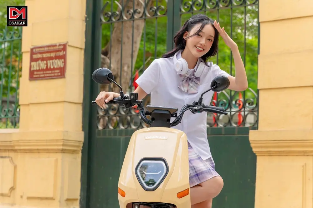 Học sinh cấp 2 thường lựa chọn xe đạp điện bởi trọng lượng nhẹ, dễ sử dụng và không yêu cầu kỹ năng lái xe phức tạp