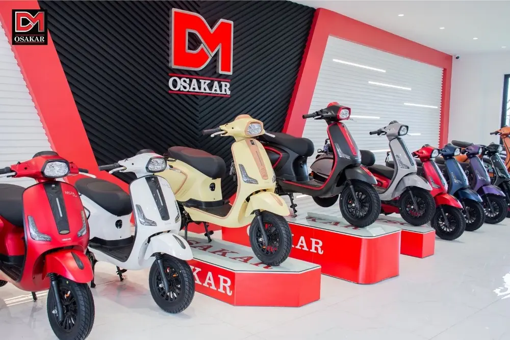 Khi mua xe tại showroom, bạn sẽ được trải nghiệm thực tế, hỗ trợ tận tâm và giao xe tận nhà