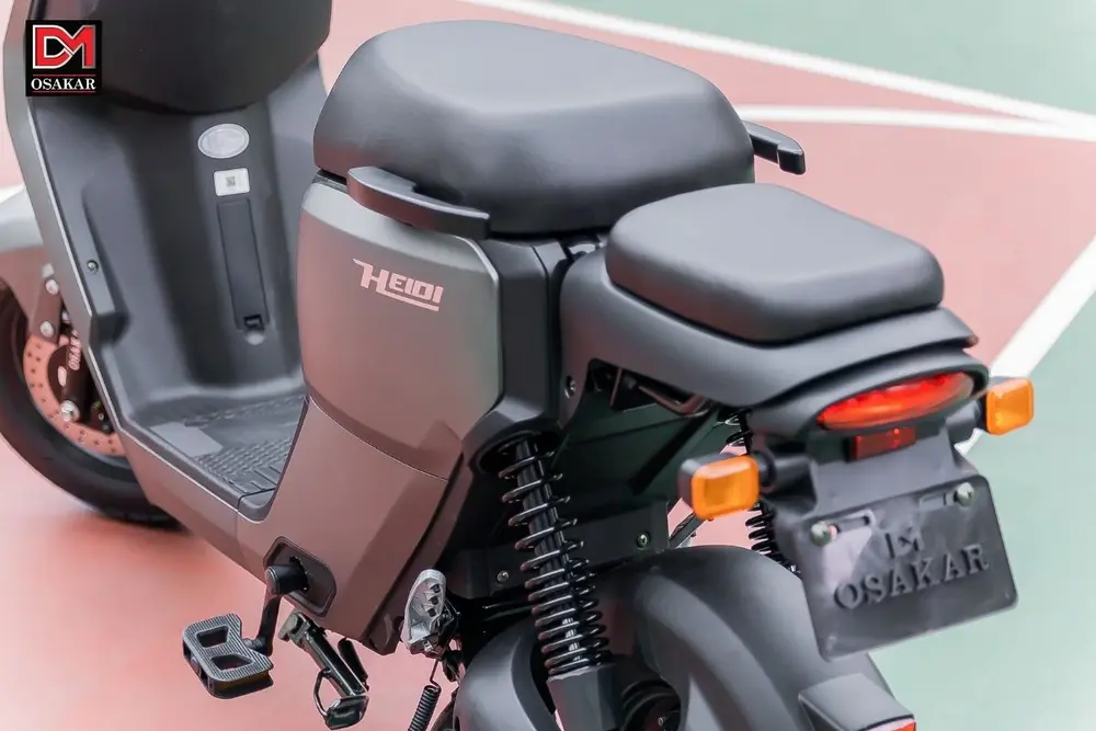 Khung xe điện gỉ sét do tiếp xúc lâu với nước mưa