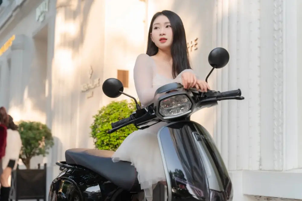 Pháp luật giới hạn xe 50cc chạy tối đa 40 km/h trên đường bộ, tuy nhiên nhiều mẫu xe hiện nay có thể đạt vận tốc cao hơn tùy thiết kế và điều kiện vận hành