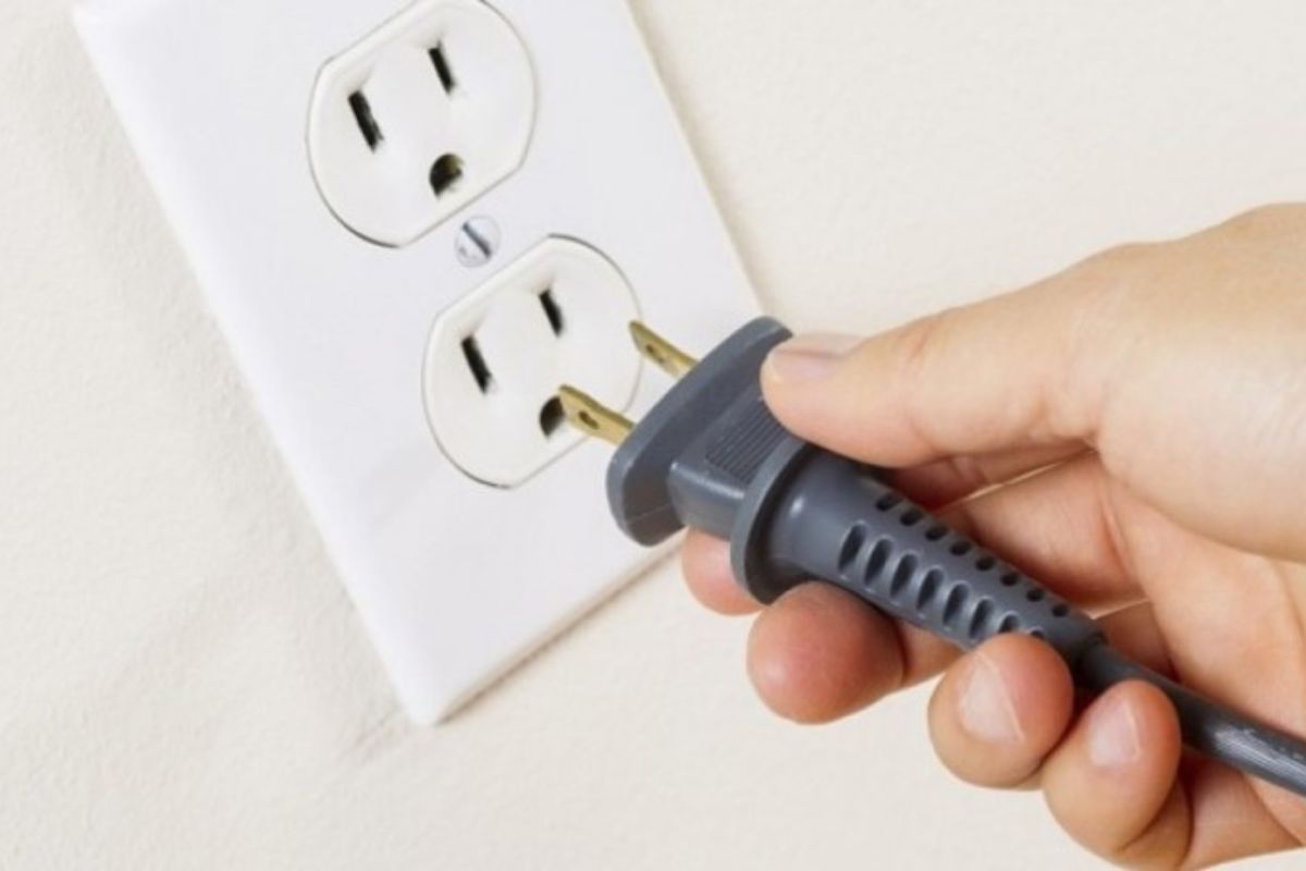 Kiểm tra cẩn thận đầu nối của dây sạc giúp phát hiện sớm nguy cơ hỏng hóc