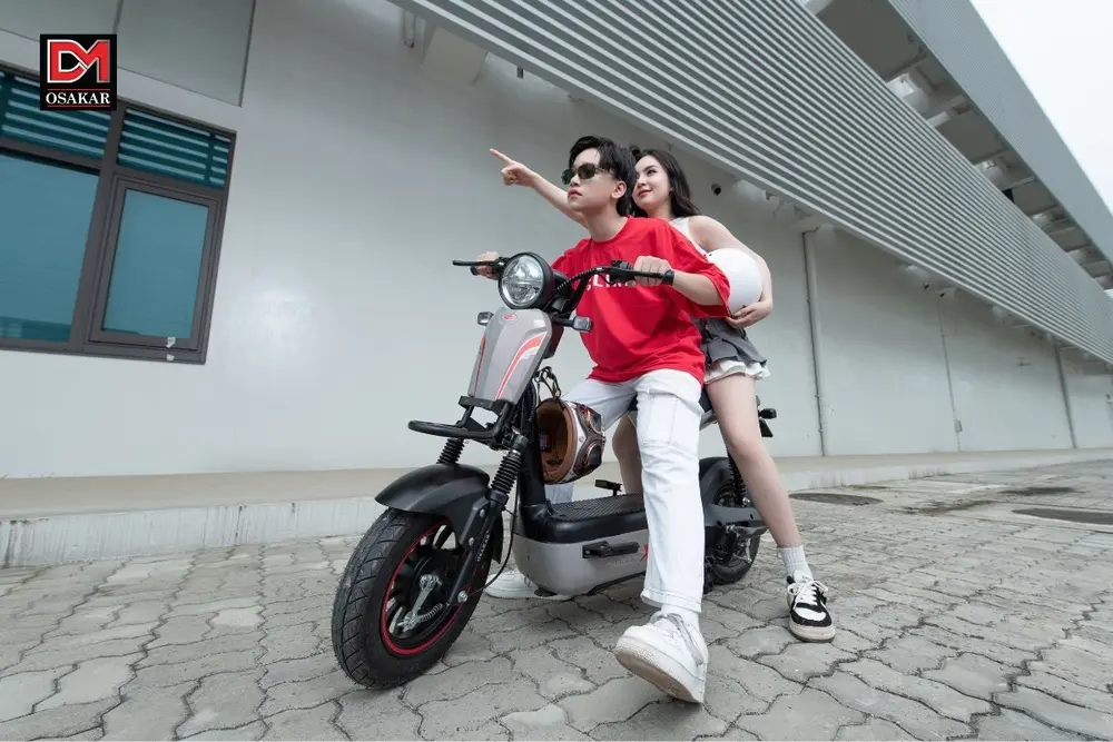 Thiết kế khí động học với kiểu dáng bo tròn và gọn gàng giúp giảm lực cản gió, hỗ trợ xe máy điện tăng tốc hiệu quả hơn và duy trì vận hành ổn định ở tốc độ cao