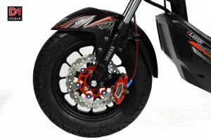 Xe điện OSAKAR Xmen được trang bị phanh đĩa thủy lực kết hợp lốp không săm đảm bảo an toàn tối đa trên mọi cung đường