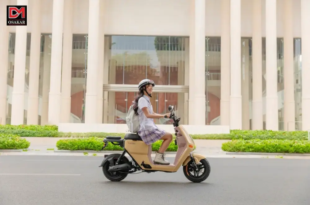 Xe máy điện 4 bình thường đạt tốc độ khoảng 40–45 km/h, còn các mẫu 5 đến 7 bình có thể tăng dần đến trên 60 km/h tùy mẫu xe và điều kiện vận hành