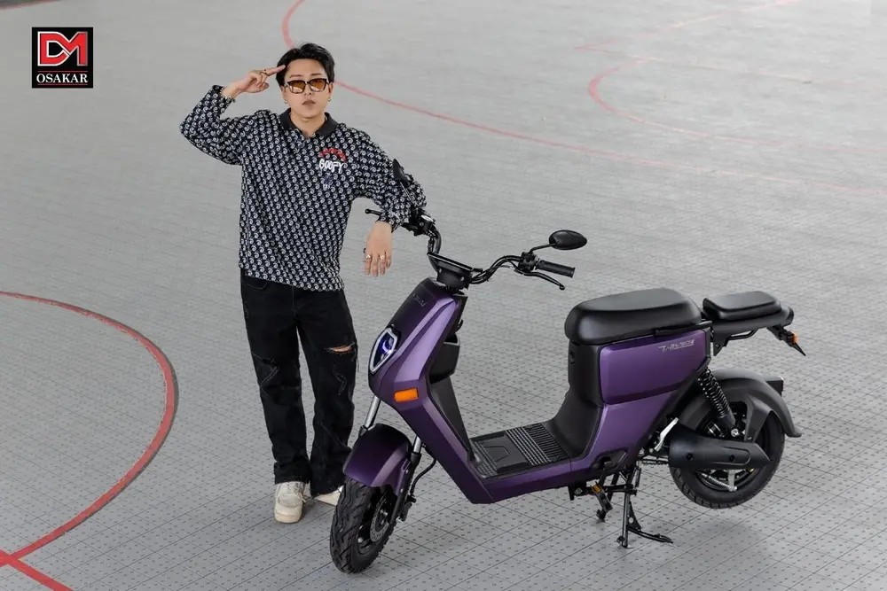 Xe máy điện OSAKAR Heidi màu tím nổi bật với thiết kế hiện đại và năng động mang đến cho người lái cảm giác tự tin khi chinh phục mọi cung đường