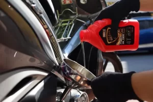 Người điều khiển xe có thể tự thay nhớt tại nhà nếu chuẩn bị đầy đủ dụng cụ và thực hiện đúng quy trình để đảm bảo an toàn và hiệu quả