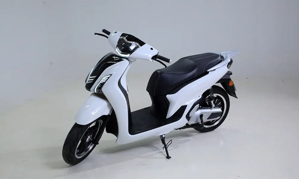 Xe điện 6 bình có giá bán từ 17 đến 24 triệu đồng, tương xứng với cấu hình mạnh, thiết kế chắc chắn và nhiều tính năng an toàn cao cấp