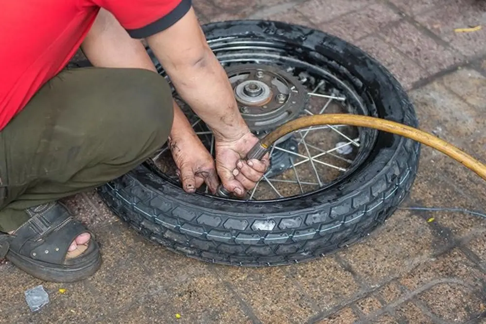 Chủ xe cần tháo trục bánh bằng cờ-lê và dùng móc lốp tách lốp khỏi vành xe một cách cẩn thận để tránh làm hư hỏng các bộ phận