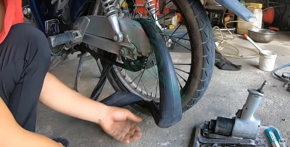Chủ xe có thể vá săm tại nhà nếu lỗ thủng nhỏ, hoặc thay săm mới khi săm bị hư hỏng nặng để đảm bảo an toàn khi tiếp tục sử dụng