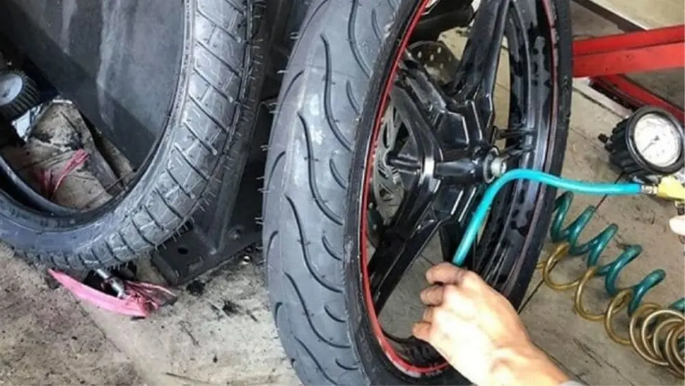 Chủ xe cần bơm lốp đúng áp suất, kiểm tra độ kín hơi rồi chạy thử khoảng 10 phút để đánh giá hiệu quả vá hoặc thay lốp