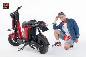 Xe bàn đạp điện OSAKAR Mandi thu hút người dùng nhờ kiểu dáng trẻ trung, tích hợp khóa động cơ và chuẩn chống nước IP67, giúp đảm bảo an toàn và thuận tiện khi sử dụng