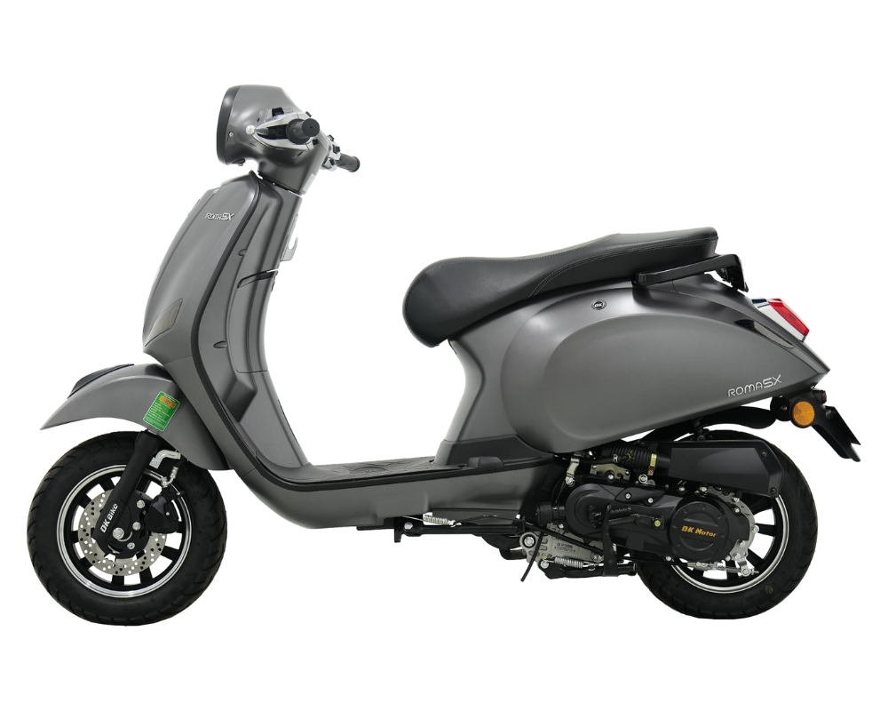 Xe điện dáng Vespa DK Roma SX thu hút ánh nhìn với những đường nét mềm mại, tinh tế nhưng không kém phần hiện đại