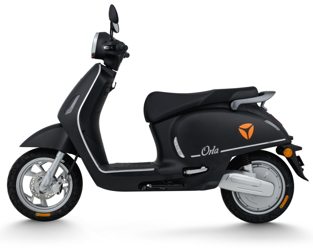 Xe máy điện YADEA Orla dáng Vespa sở hữu thiết kế trang nhã, nữ tính với họa tiết logo chữ lồng sành điệu như các thương hiệu thời trang nổi tiếng