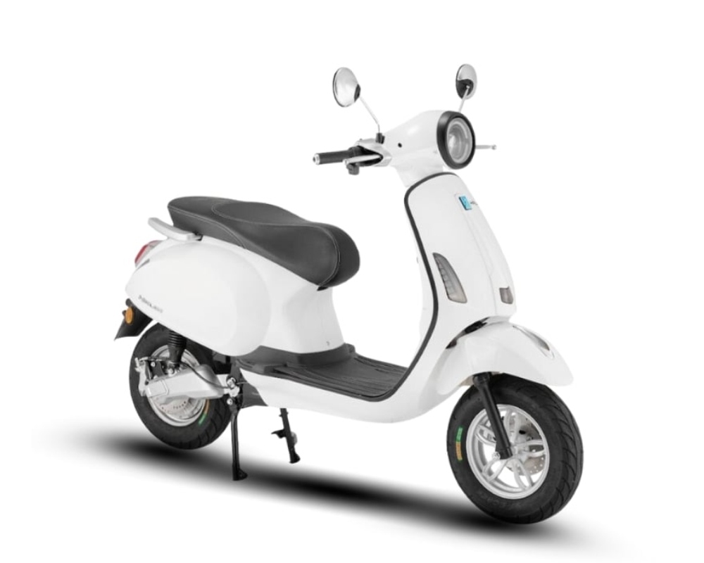 Mẫu xe máy điện Vespa Halim SV màu trắng gây ấn tượng với phong cách cổ điển Vespa kết hợp công nghệ hiện đại