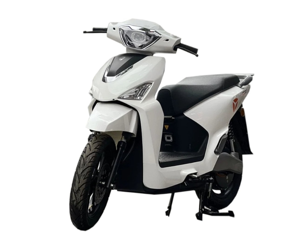 Xe máy điện Yadea VoltGuard V002 màu trắng gây ấn tượng với lối thiết kế sang trọng mạnh mẽ, kết hợp tính năng hiện đại tương tự Honda Vision