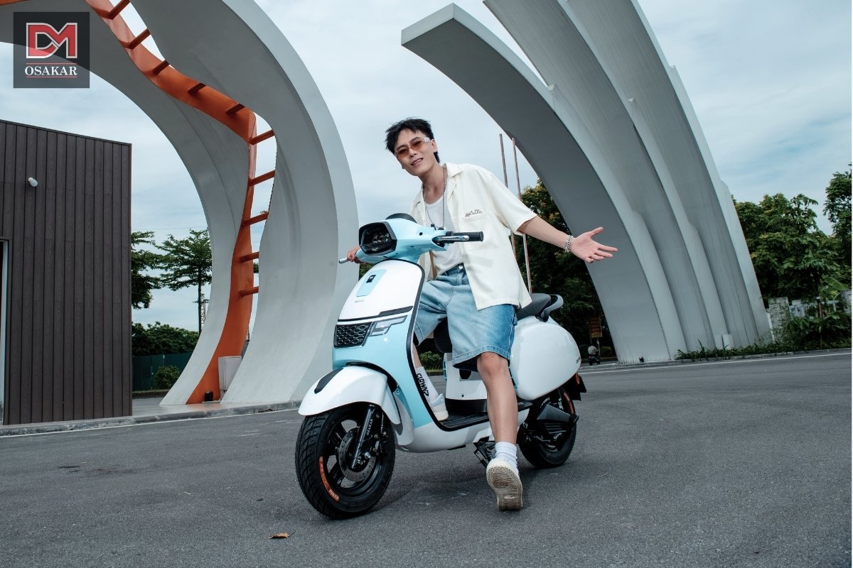 Xanh dương nhạt (Electric Blue) là màu sắc may mắn chủ đạo của Bảo Bình gắn liền với Sao Thiên Vượng - ngôi sao của trí tuệ, sáng tạo và cá tính độc đáo