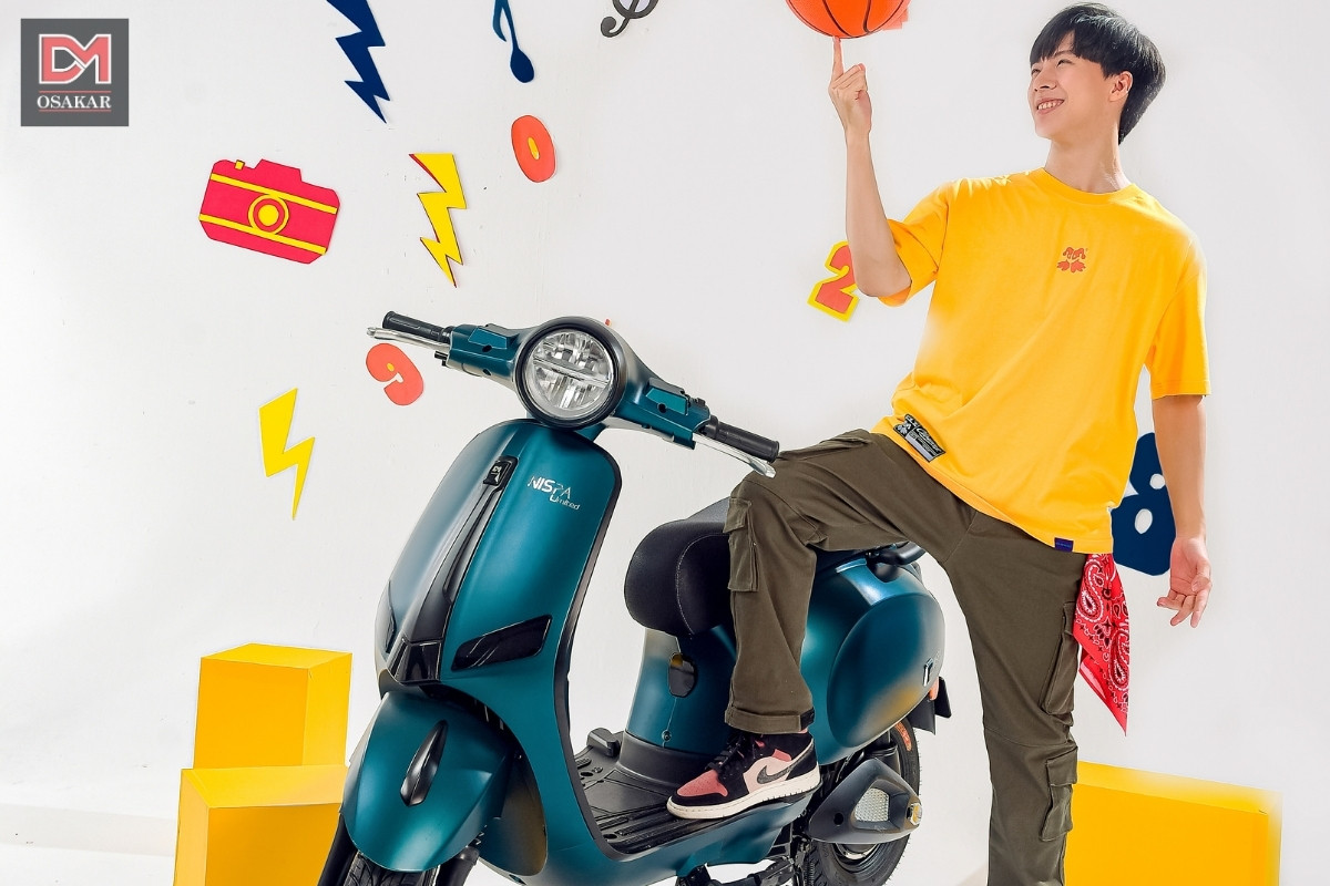 Lấy cảm hứng từ dòng xe Vespa kinh điển từ Ý, NISPA LIMITED phiên bản xanh lá mang đến cảm giác thanh lịch, trẻ trung và nổi bật - phù hợp cho cả nam và nữ