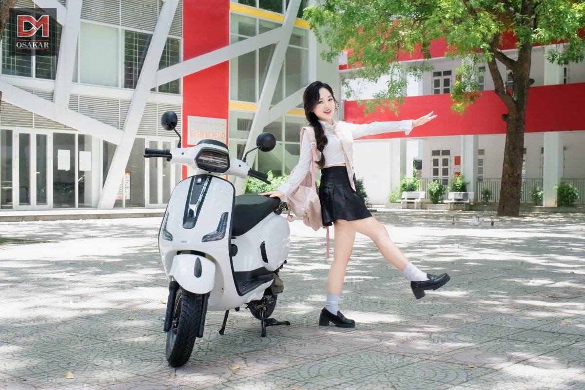 Màu trắng tinh khôi của xe OSAKAR NISPA LUMIA mang đến vẻ đẹp tinh khôi, trong sáng - phù hợp với tính cách bộc trực, minh bạch của các anh chàng/cô nàng Thiên Bình