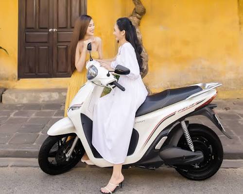 VinFast Feliz S dung hòa hoàn hảo giữa phom dáng xe ga sang trọng truyền thống và độ bền bỉ dẻo dai của viên pin đặt dưới sàn để chân.