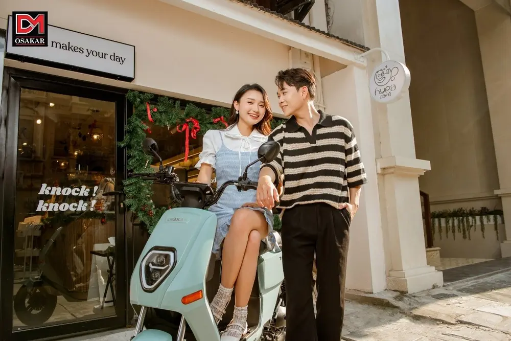 Xe điện 4 bình có thể di chuyển khoảng 35 - 65 km mỗi lần sạc, tùy theo loại bình và điều kiện vận hành như tốc độ, địa hình, tải trọng và tình trạng xe