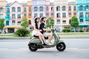 Theo quy định của pháp luật, người từ 18 tuổi trở lên và sở hữu bằng lái xe A1 mới đủ điều kiện sử dụng xe máy điện 70km/h