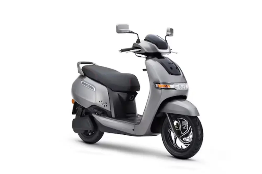 Chỉ những người từ 18 tuổi trở lên như sinh viên đại học mới được phép lái xe máy điện có vận tốc 80km/h theo quy định hiện hành