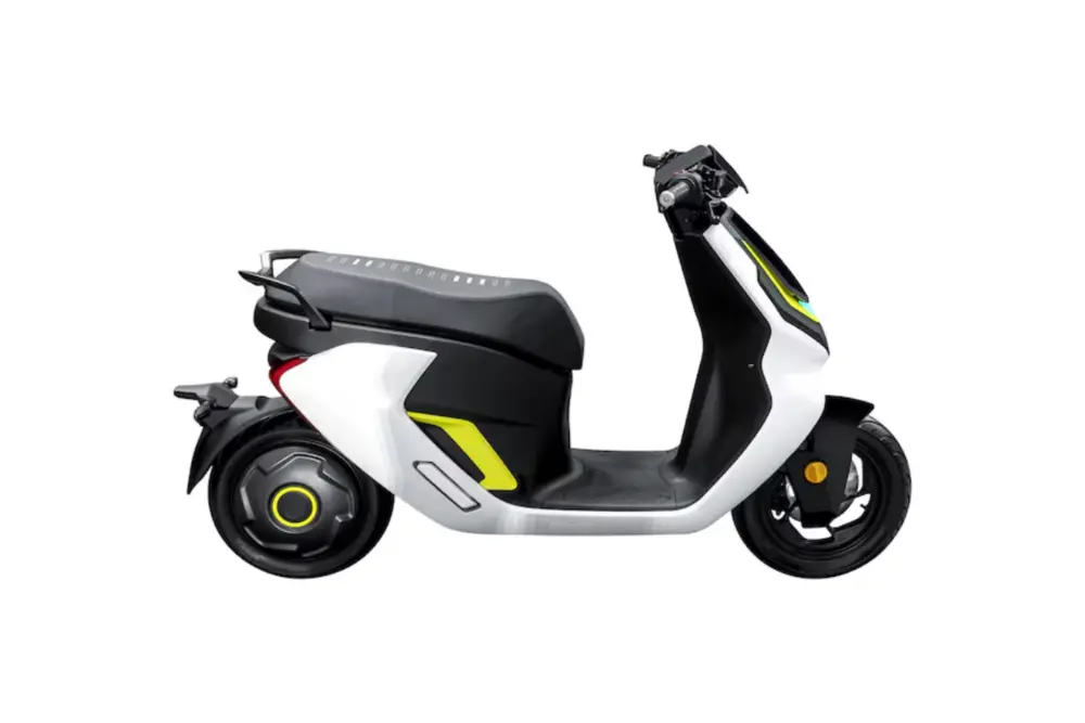 Người lái xe điện 80km/h bắt buộc phải có bằng A1, đăng ký xe đầy đủ và tuân thủ luật giao thông